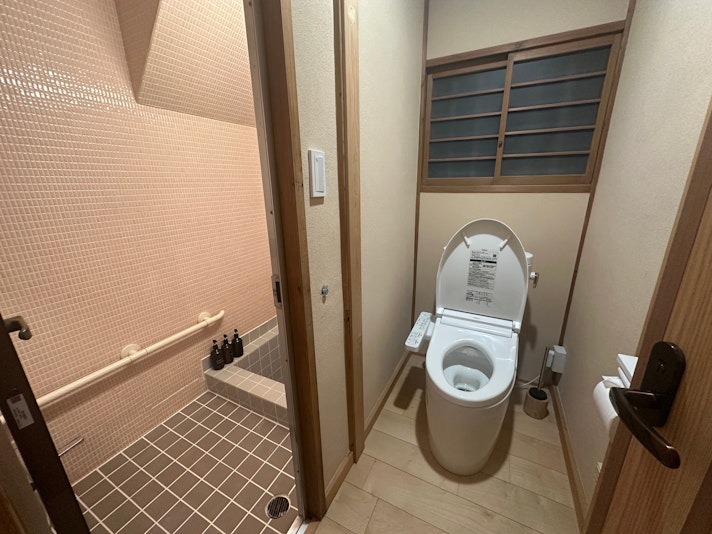 タイル張りのレトロな浴室と清潔感のあるトイレを１階に完備。ご家族やグループでのご利用にも安心です。