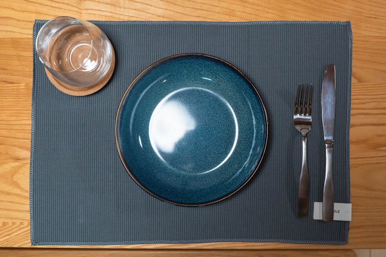 落ち着いた色合いの器で、お食事の時間も心豊かに。テーブルを囲むひとときをお楽しみください。