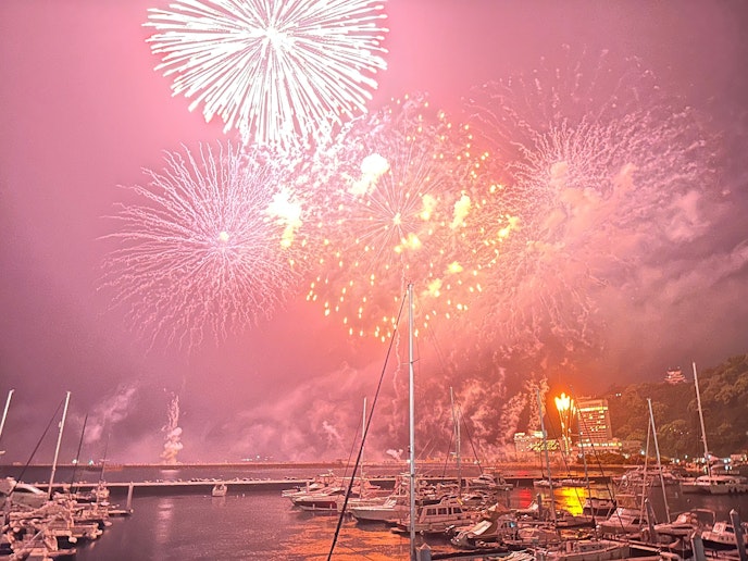 熱海名物の海上花火大会。家から徒歩約１0分の海辺まで行けば、迫力ある花火を間近で楽しめます。