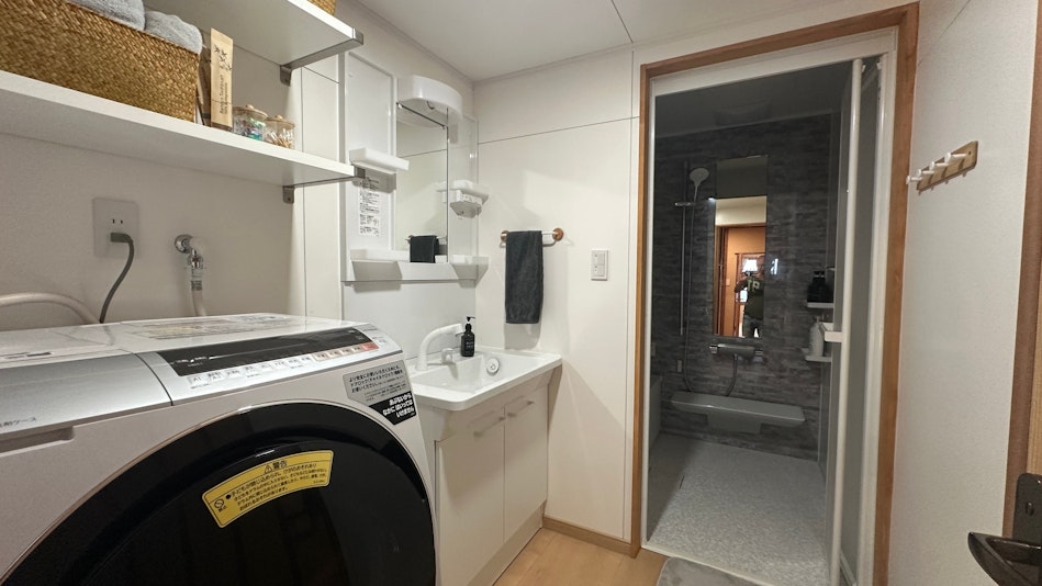 広めの洗面スペースで、朝の支度もスムーズに。ドライヤーやアメニティもご用意しています。また、長...