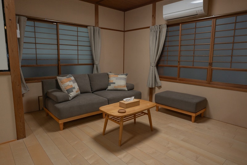 人数や過ごし方に応じて自由に配置できるモジュラーソファ。広々とくつろげるリビングです。