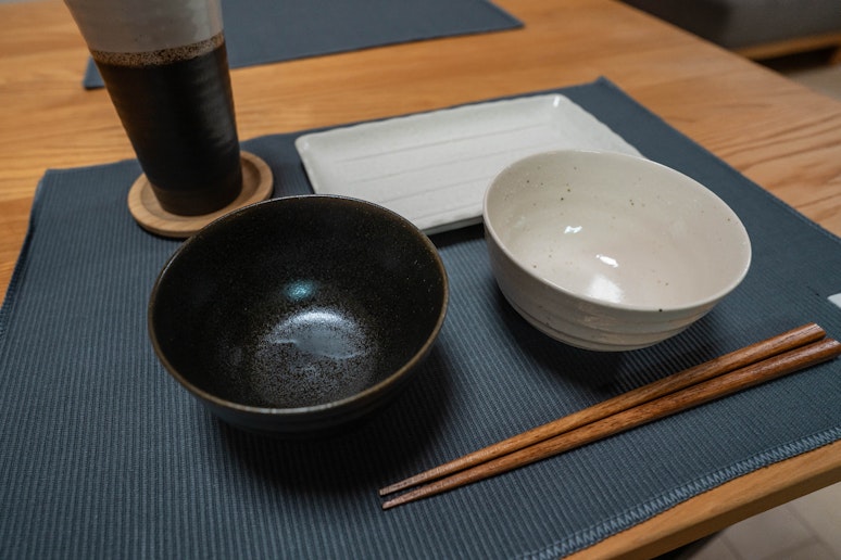 落ち着いた色合いの器で、お食事の時間も心豊かに。テーブルを囲むひとときをお楽しみください。