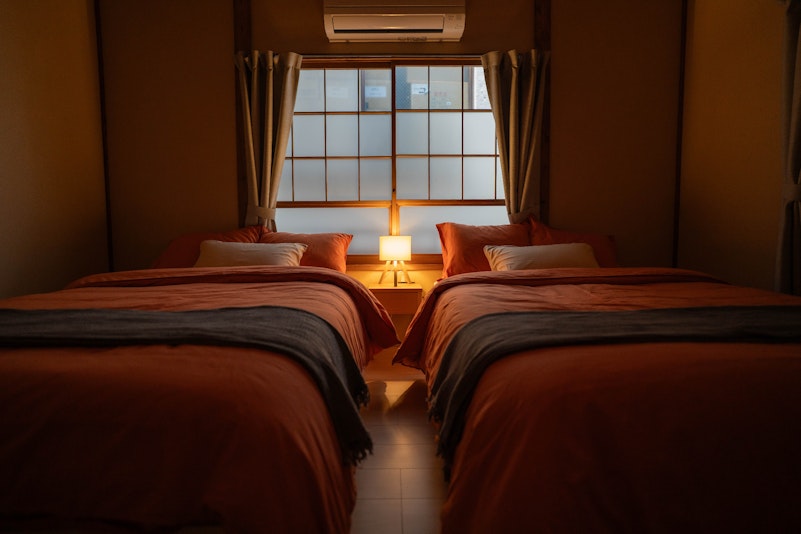 広々とした洋室には、セミダブルベッドを２台ご用意。カップルやご家族に最適です。