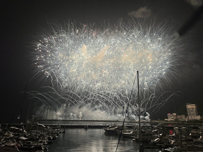 年間を通して開催される熱海の花火大会。運が良ければ滞在中に見られるかも&hellip;！