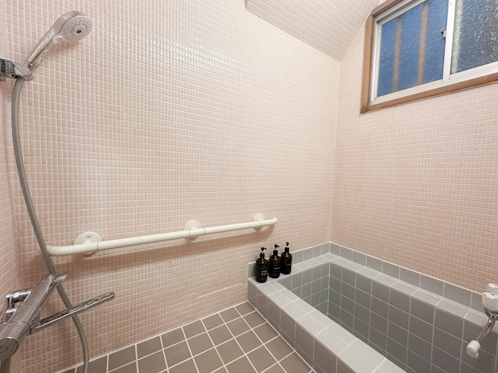 昔ながらのタイル貼りのお風呂。レトロな雰囲気を楽しみながらゆったりとお湯に浸かれます。