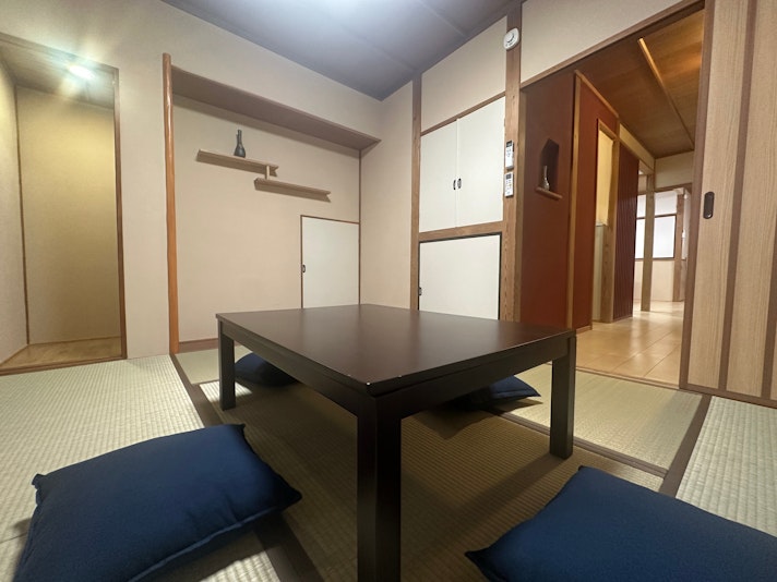 静かな１階の和室です。お布団２組までご利用いただけ、リビングとつながっているため柔軟に使えます。