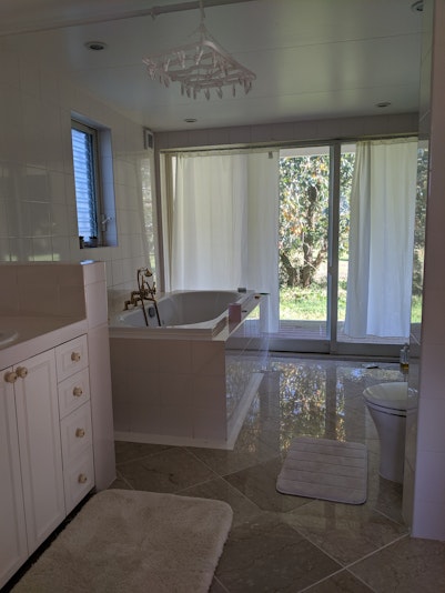 パウダールームは清潔なタイルで統一