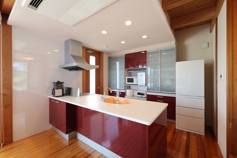 オープンキッチンで食事の準備を