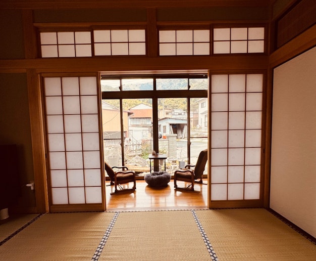 六畳間と裏の縁側