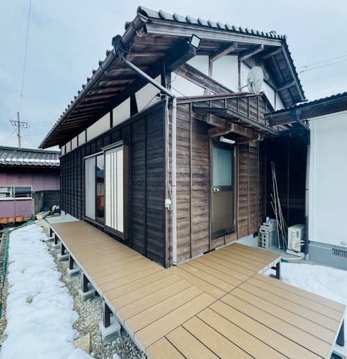 裏庭のウッドデッキ