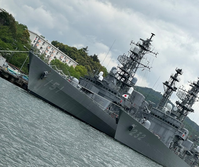 舞鶴港の自衛艦