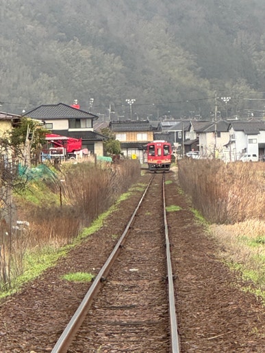 宿近くの踏切で