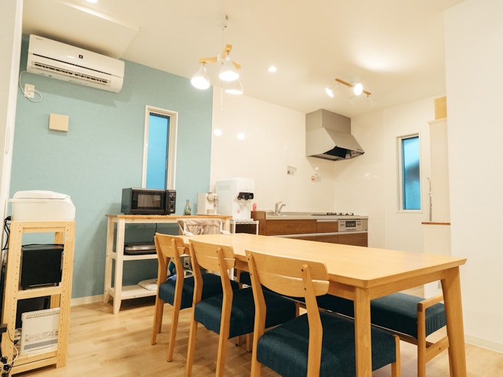 ・【ダイニング】テーブルの下にベンチ椅子を収納。大人数が座れる広々とした空間です