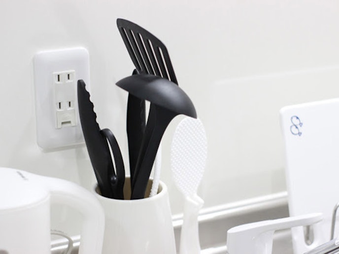 ・【キッチン】フライ返しやお玉などのキッチンツールも揃っています