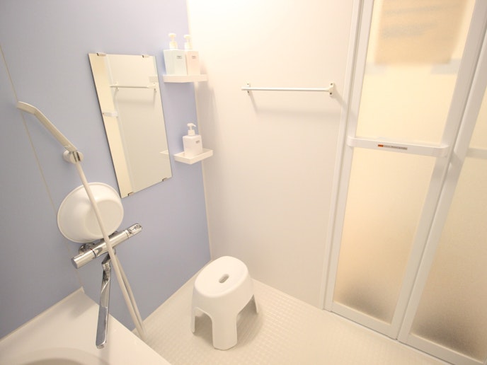 ・【バスルーム】洗い場に椅子と桶を完備。洗い場も広々としており、親子連れの入浴もスムーズです