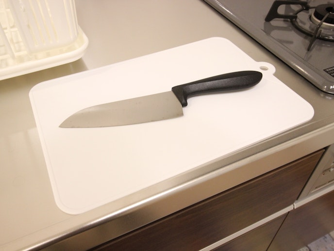 ・【キッチン】まな板と包丁を完備しております