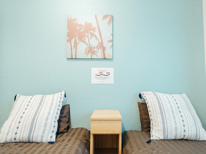 ・【寝室2】シングルベッドが2台のお部屋。ヤシの木のインテリアはお部屋ごとに異なります