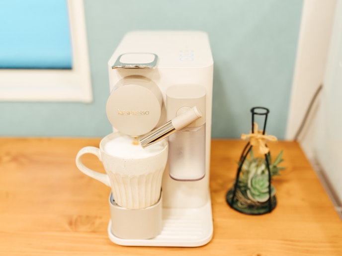 ・【コーヒーマシーン】本格的なコーヒーやカフェラテを楽しむことができます