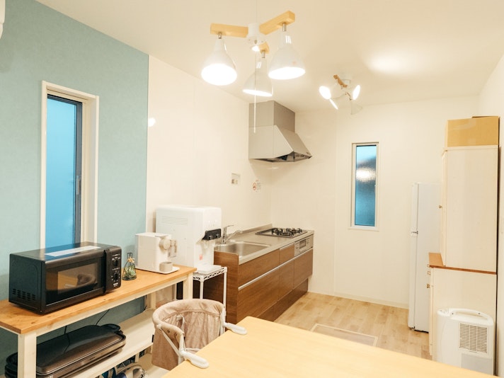 ・【キッチン】テーブルの奥には、ベビーチェアを完備。小さなお子様連れも安心です