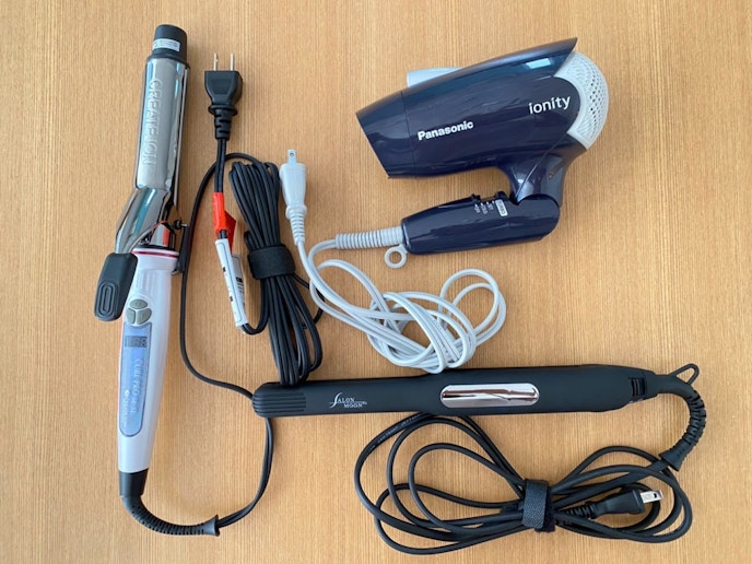 ・【ヘアグッズ】ストレートとカール用のヘアアイロンそれぞれを完備。