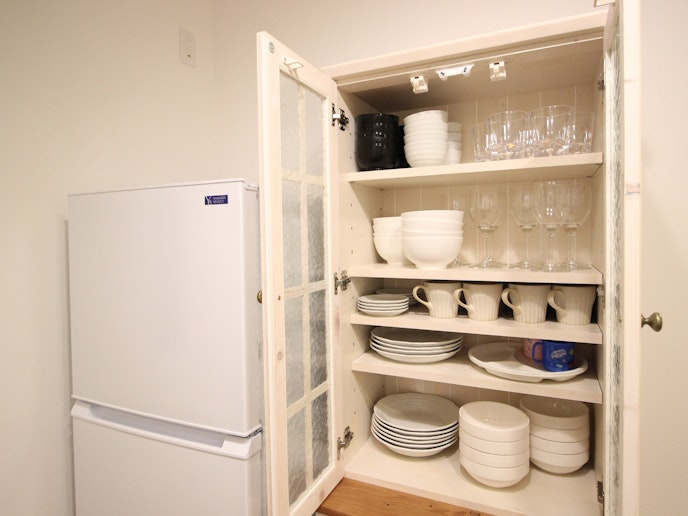 ・【キッチン】冷蔵庫の隣に食器棚を完備。料理やお飲み物の合わせてご自由にご利用ください
