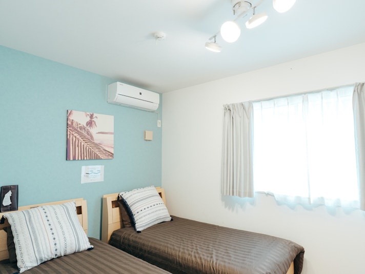 ・【寝室1】シングルベッドが2台のお部屋。窓からは陽の光が差し込み、良い朝を迎えられます