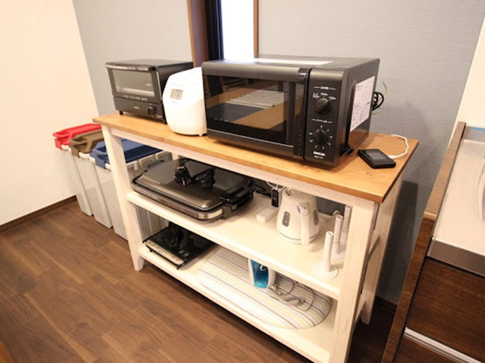 ・【キッチン】シンク横に調理家電とアイロンも収納しております。