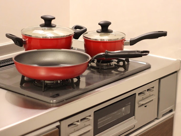 ・【キッチン】フライパンやお鍋を完備。コンロが3口あるので、旅先でも本格的な料理が楽しめます