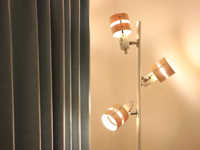 ・【スタンドライト】夜は温かな光で、リラックスしてお過ごしください