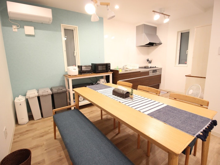 ・【ダイニング】エアコンや扇風機を完備しているので、快適に料理をすることができます