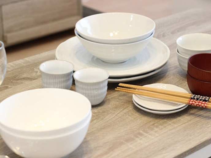 ・【食器】お茶碗、湯飲み、しょうゆ皿、お箸等を完備しております