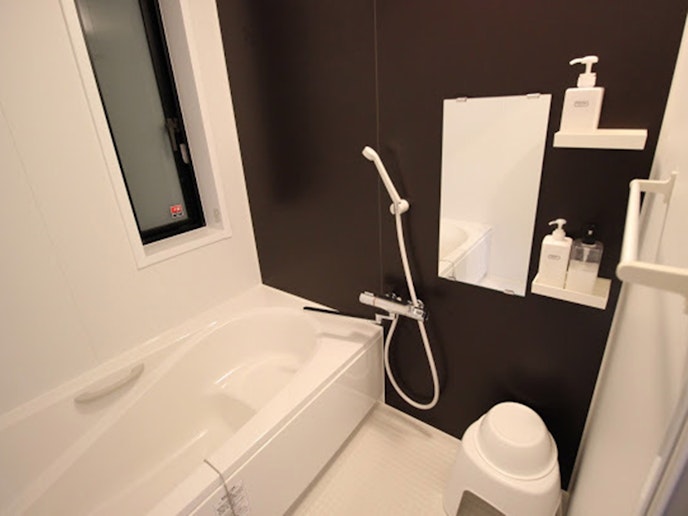 ・【バスルーム】広々とした浴槽付き。手足を伸ばしてゆっくりとお寛ぎください