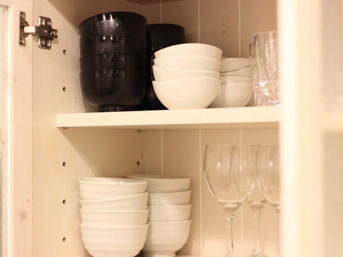 ・【キッチン】人数分の同じ食器を完備。料理の取り分けも楽々です