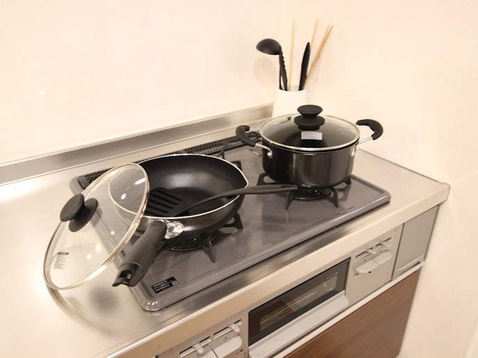 ・【キッチン】フライパンやお鍋を完備。お料理に合わせて調理器具をお選びください