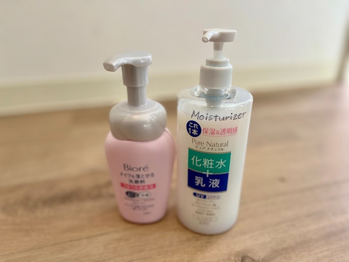 ・【スキンケア】女性に嬉しいクレンジングと化粧水を完備。ご自由にご使用ください