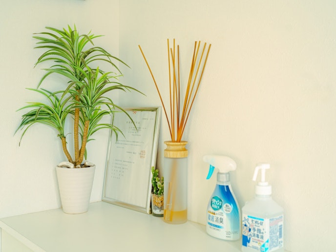 ・【玄関】消毒液やリセッシュを完備。