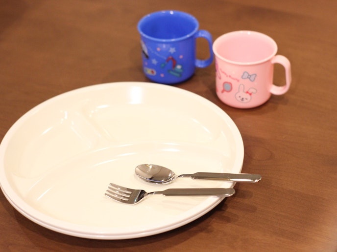・【食器】お子様用の食器やカトラリーを完備しているので、気軽にステイすることができます