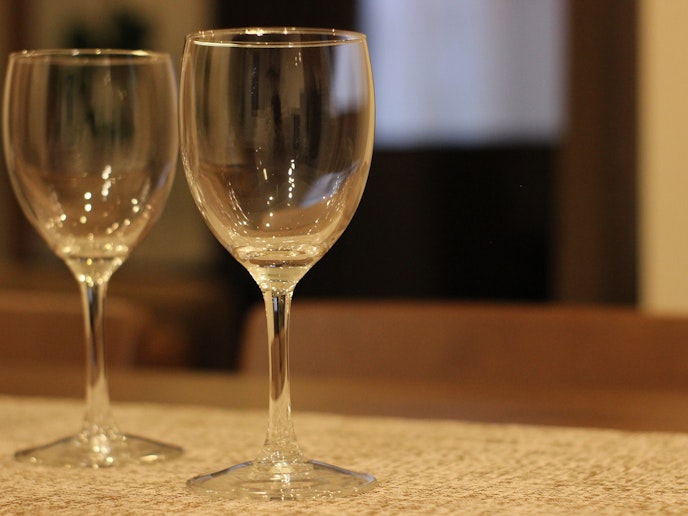 ・【ワイングラス】心地よいひととき、ワイングラスがより美しく彩ります