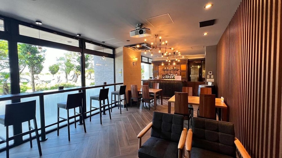 宿泊者専用バーラウンジ「UMIMAE LOUNGE」...