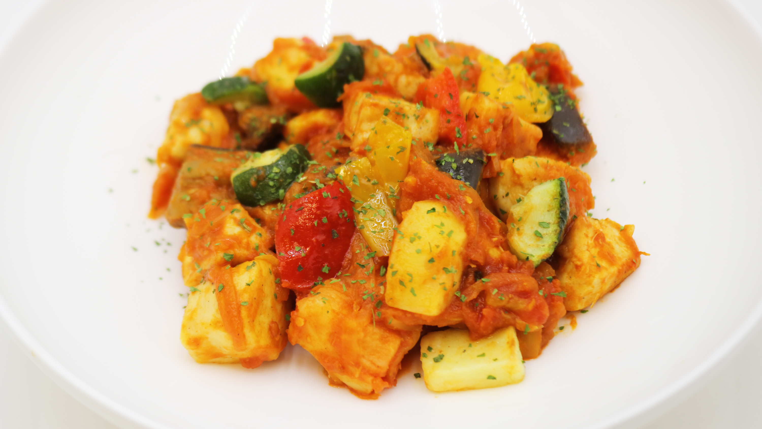 朝食：鶏肉と季節野菜のプロヴァンス風トマト煮込み