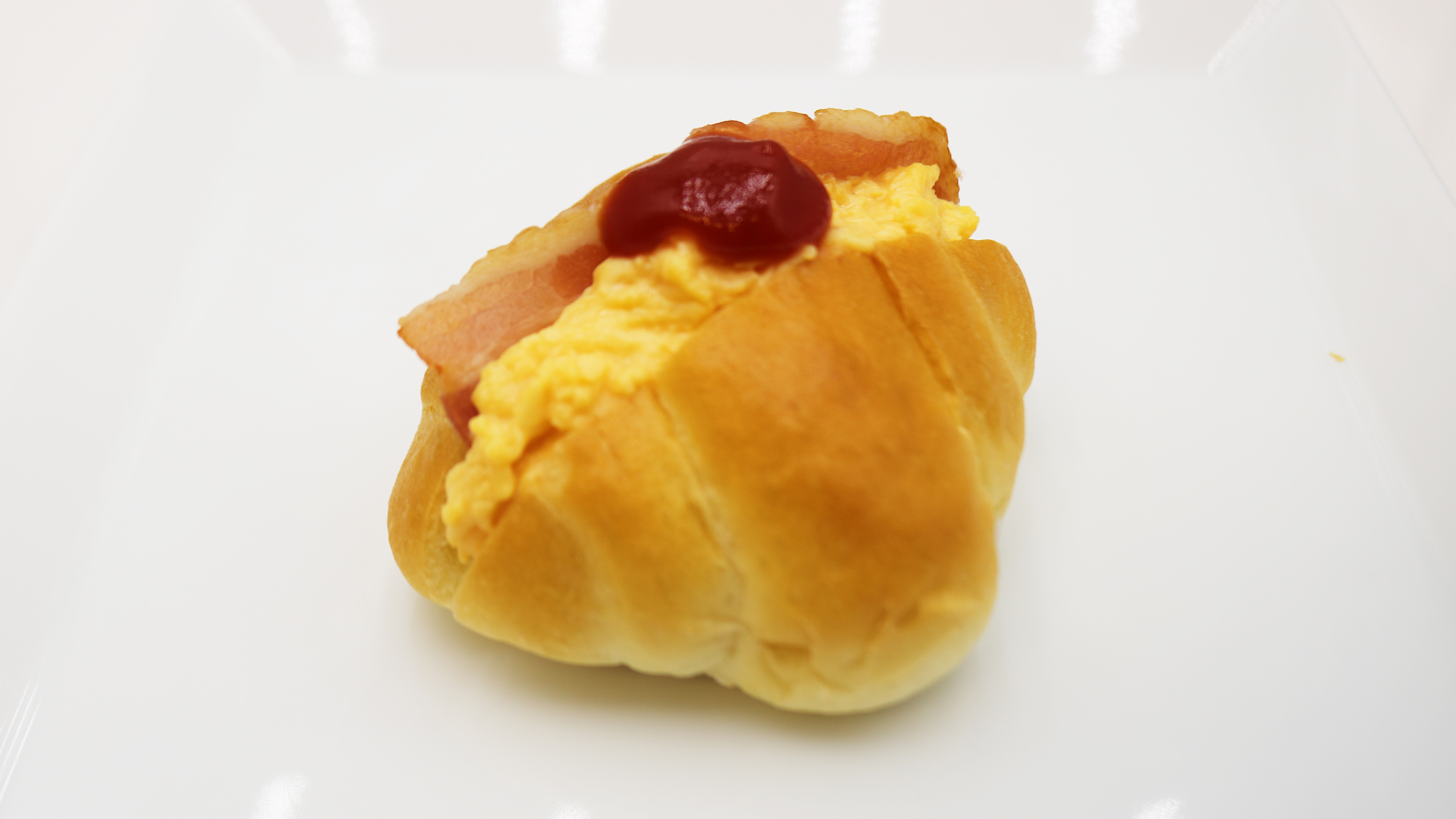 朝食：ふわっとエッグ＆ベーコンロール