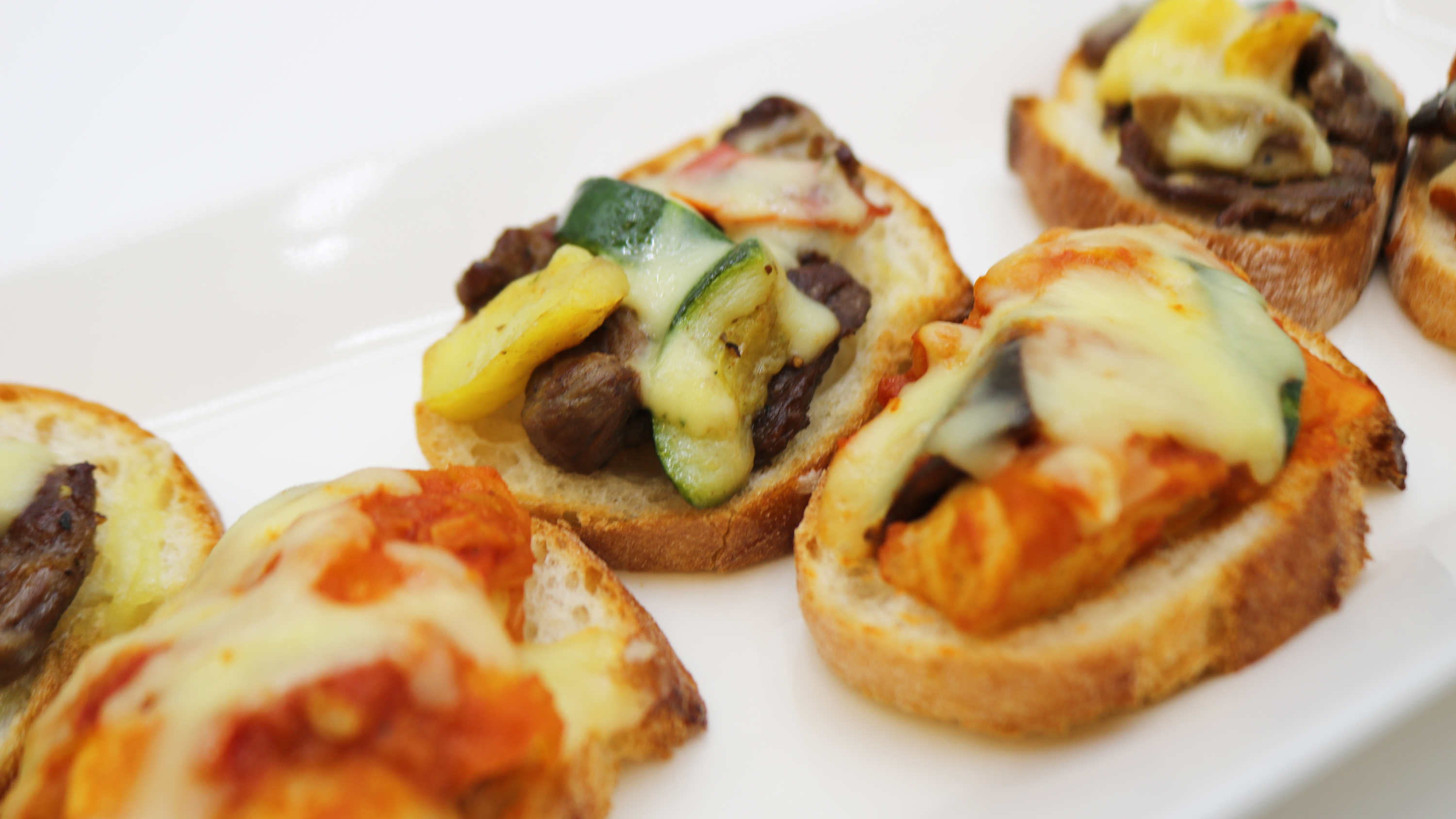 朝食：二種のチーズカナッペ