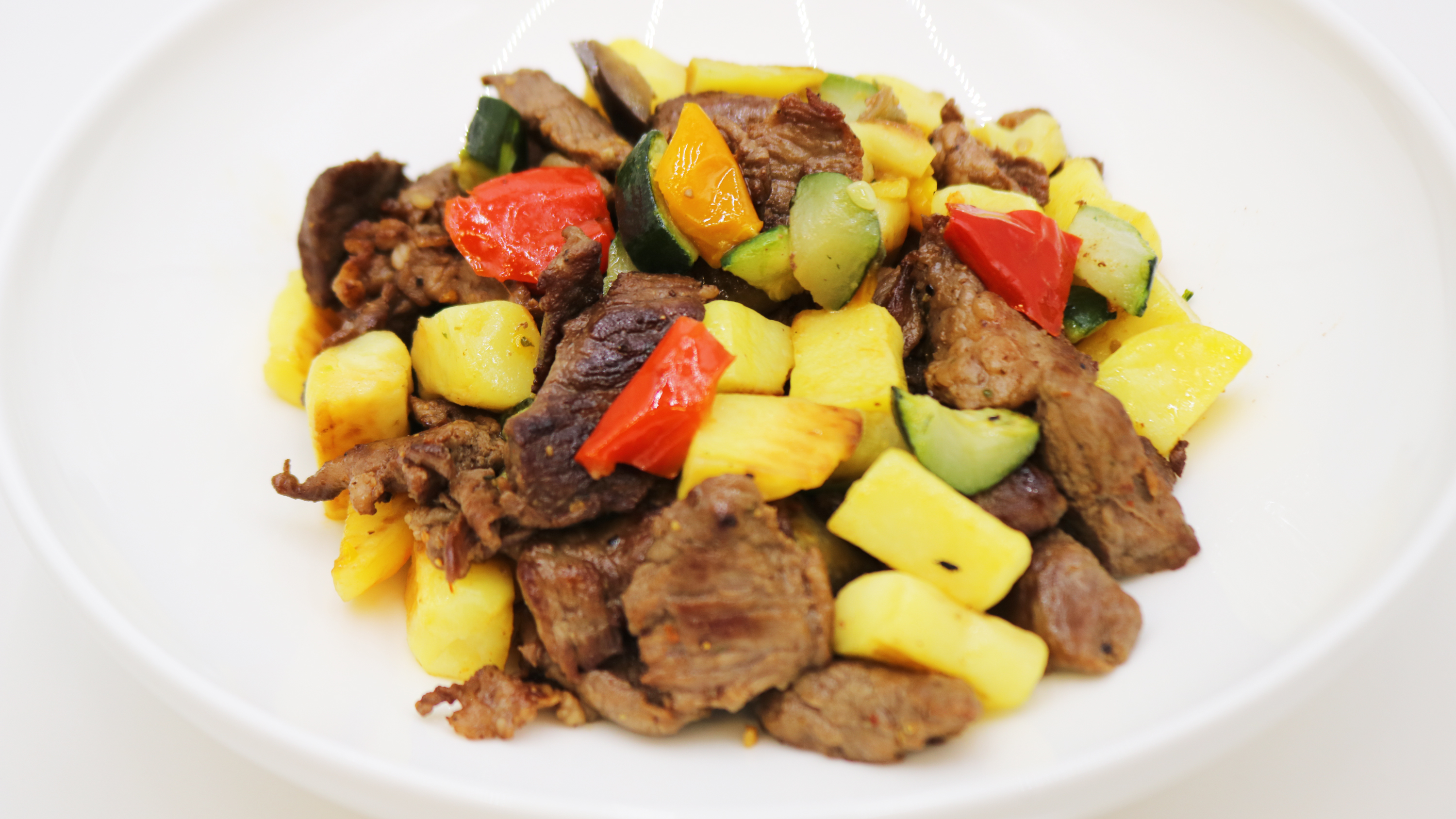 朝食：牛肉のソテー　地中海野菜とともに