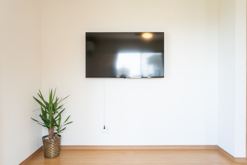 リビング50型　壁掛けテレビ