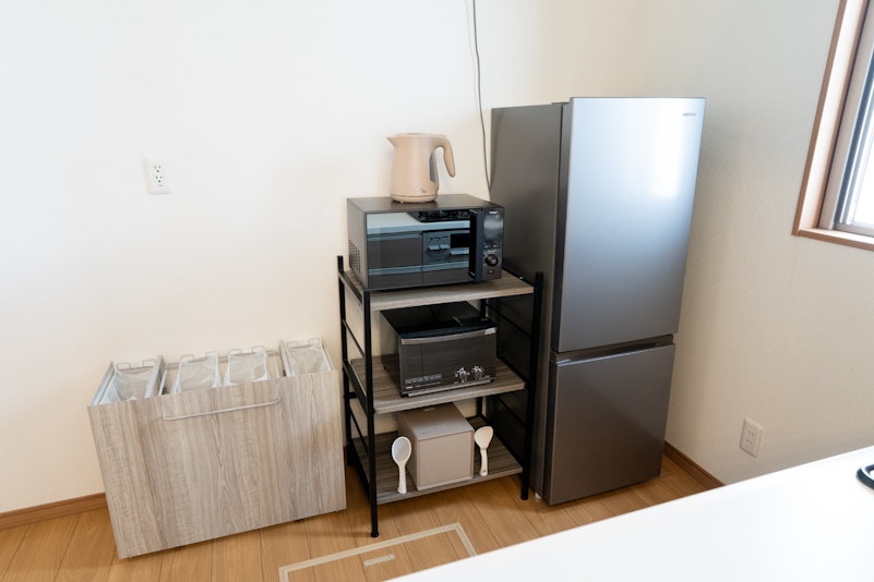 冷蔵庫、電子レンジ、オーブントースター、炊飯器、分別ゴミ箱
