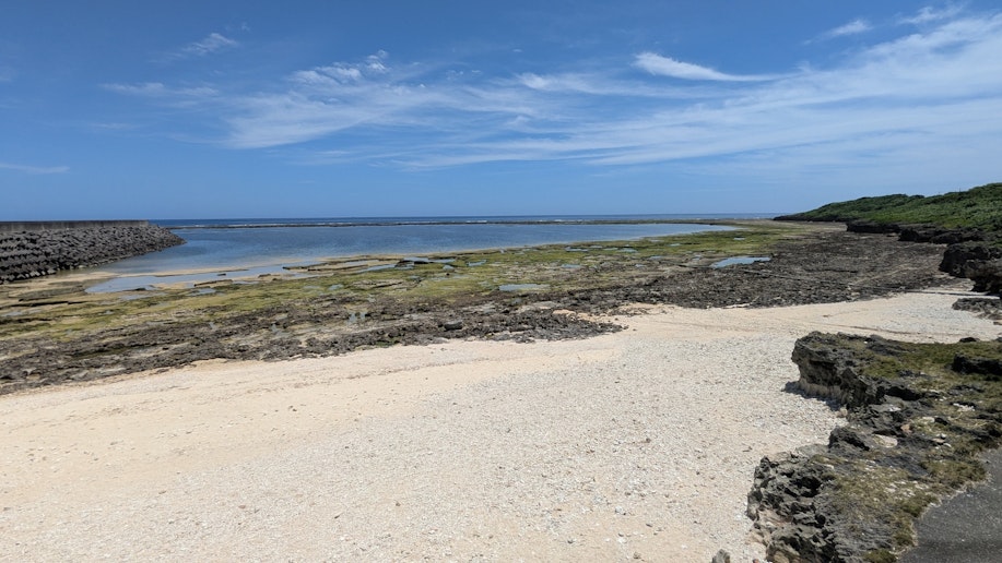 歩いて5分の港川の浜