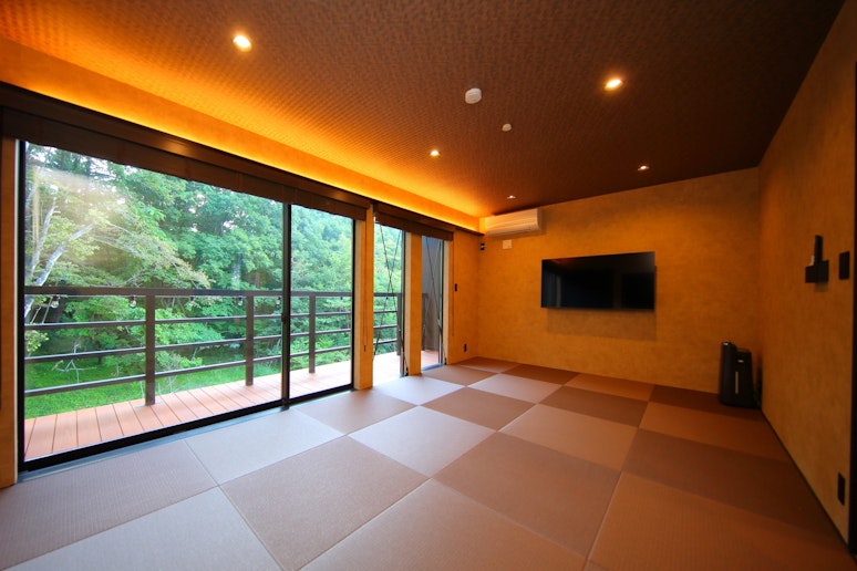 広々とした窓を開ければ、豊かな自然に鳥のさえずりや風の音が聞こえ、心地よい時間が流れます。