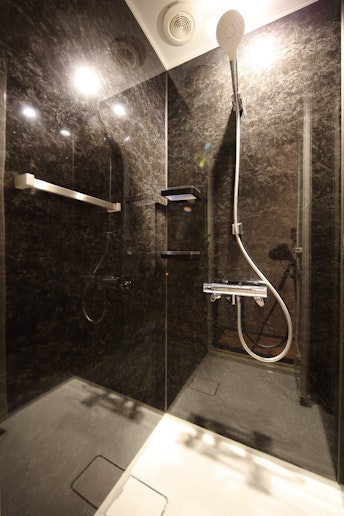 大理石調の壁が高級感を醸しだす、広々としたシャワールームです。