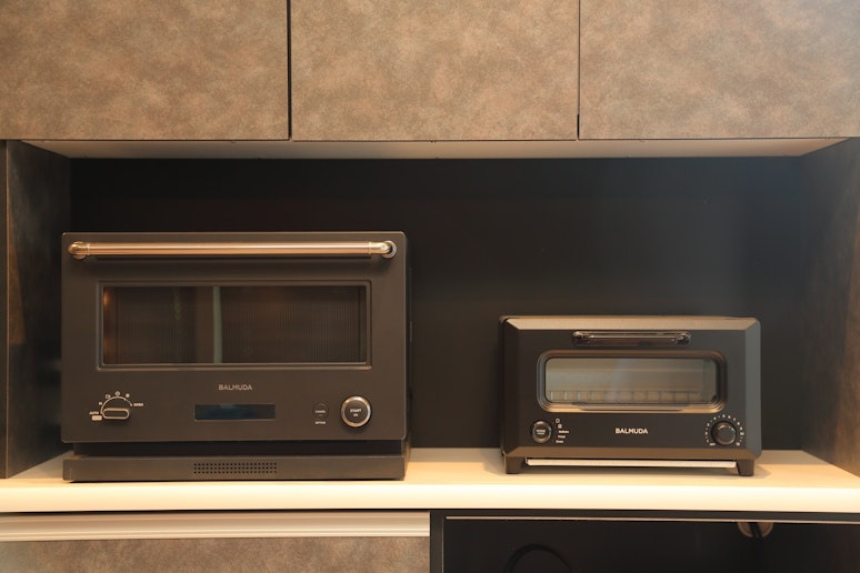 BALMUDA製のトースターとオーブンレンジです。お料理を最高のものに仕上げてくれます。
