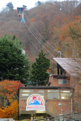 富士山パノラマロープウェイは昔話カチカチ山の舞台と言われている天上山にあります。頂上では展望台...